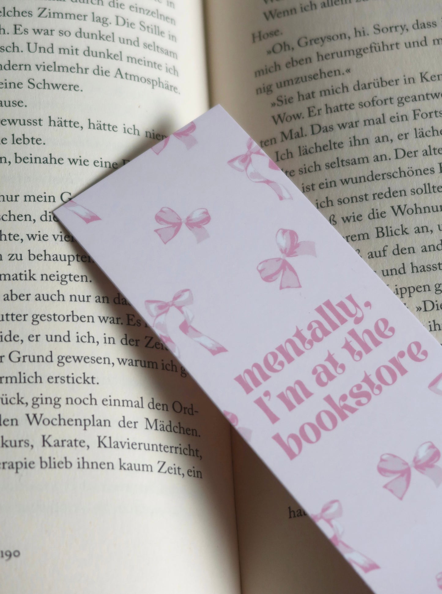Lesezeichen mit pinken Schleifen "mentally, I'm at the bookstore"