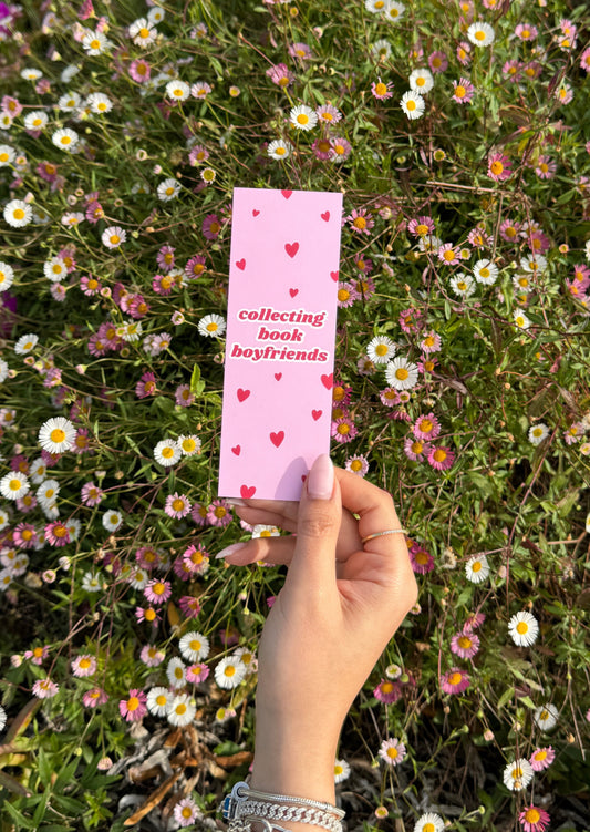 Lesezeichen mit roten Herzen "collecting book boyfriends"